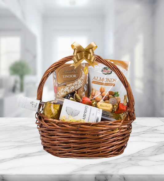 Подаръчна кошница с бяло вино Labyrinth , код 914