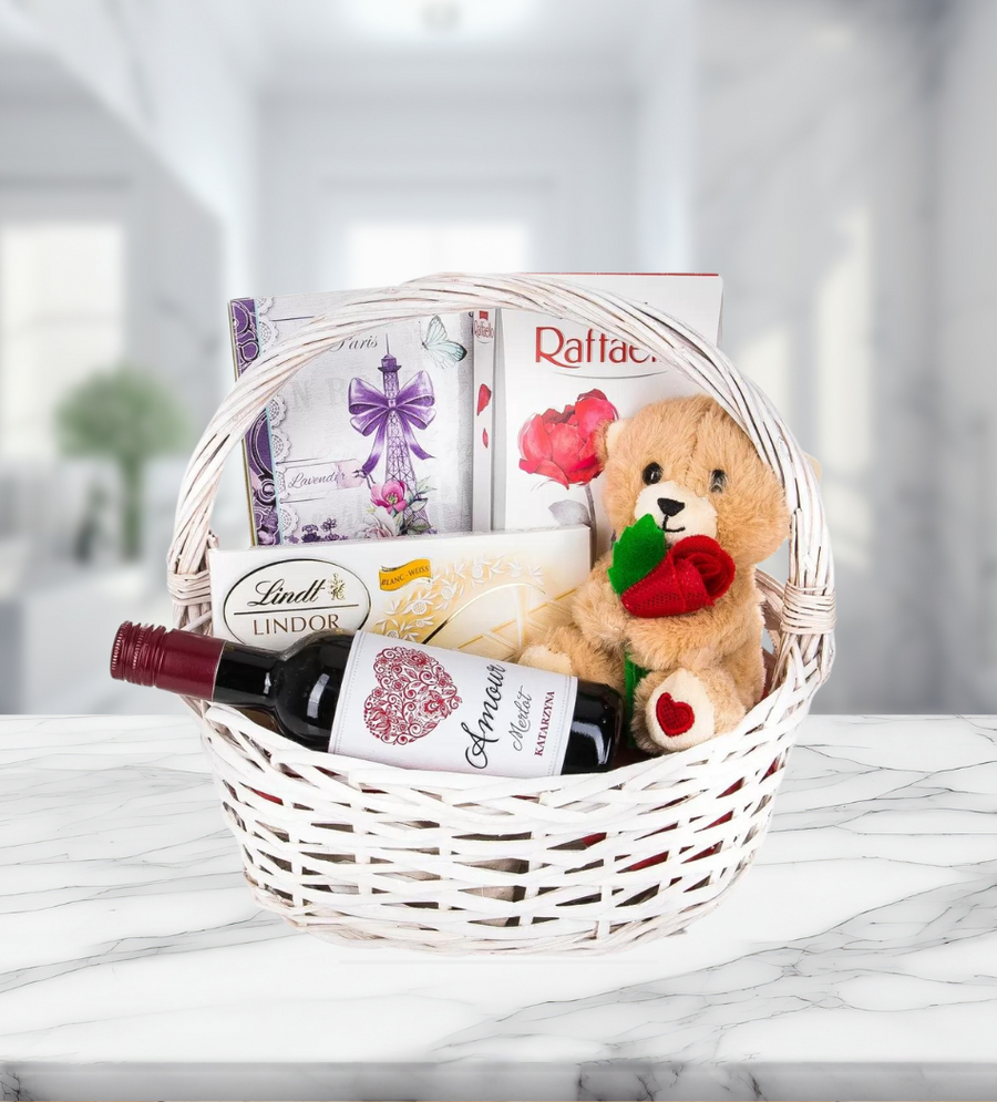 Подаръчна кошница с плюшено мече и вино Katarzhyna Amour , код 742